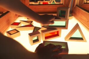 Mesa de luz com cores para estimular a visão da criança