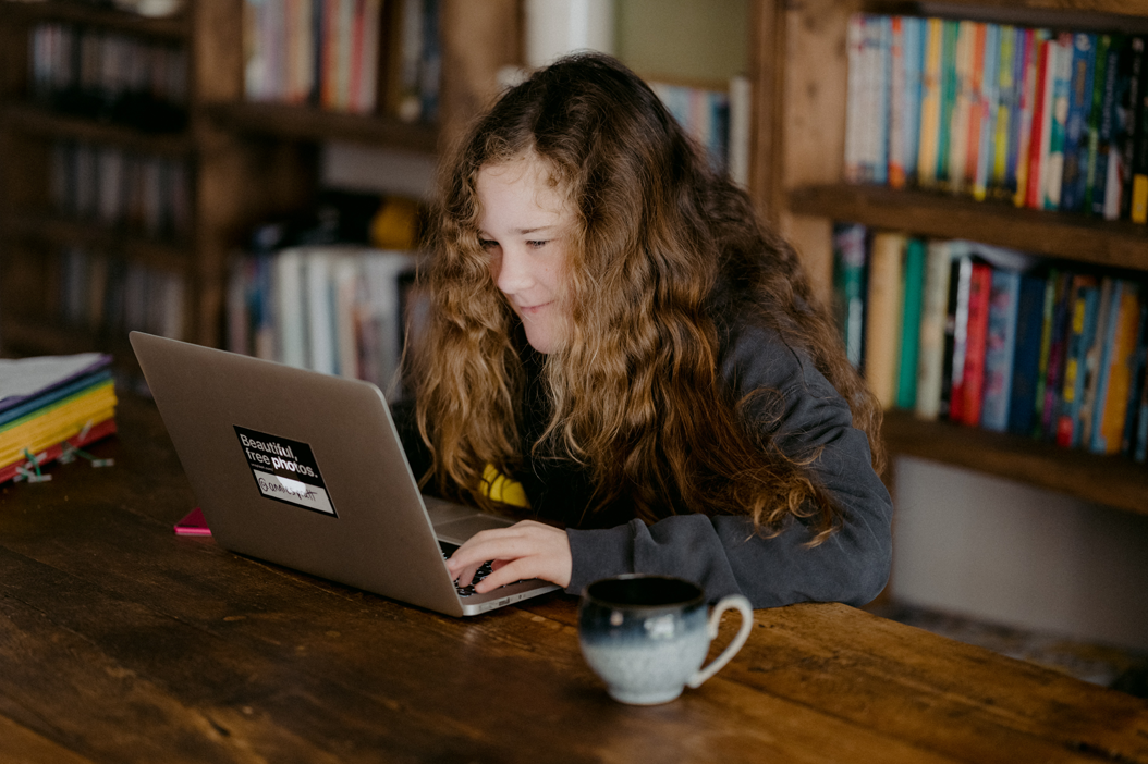 Homeschooling por quarentena pode acelerar miopia em crianças