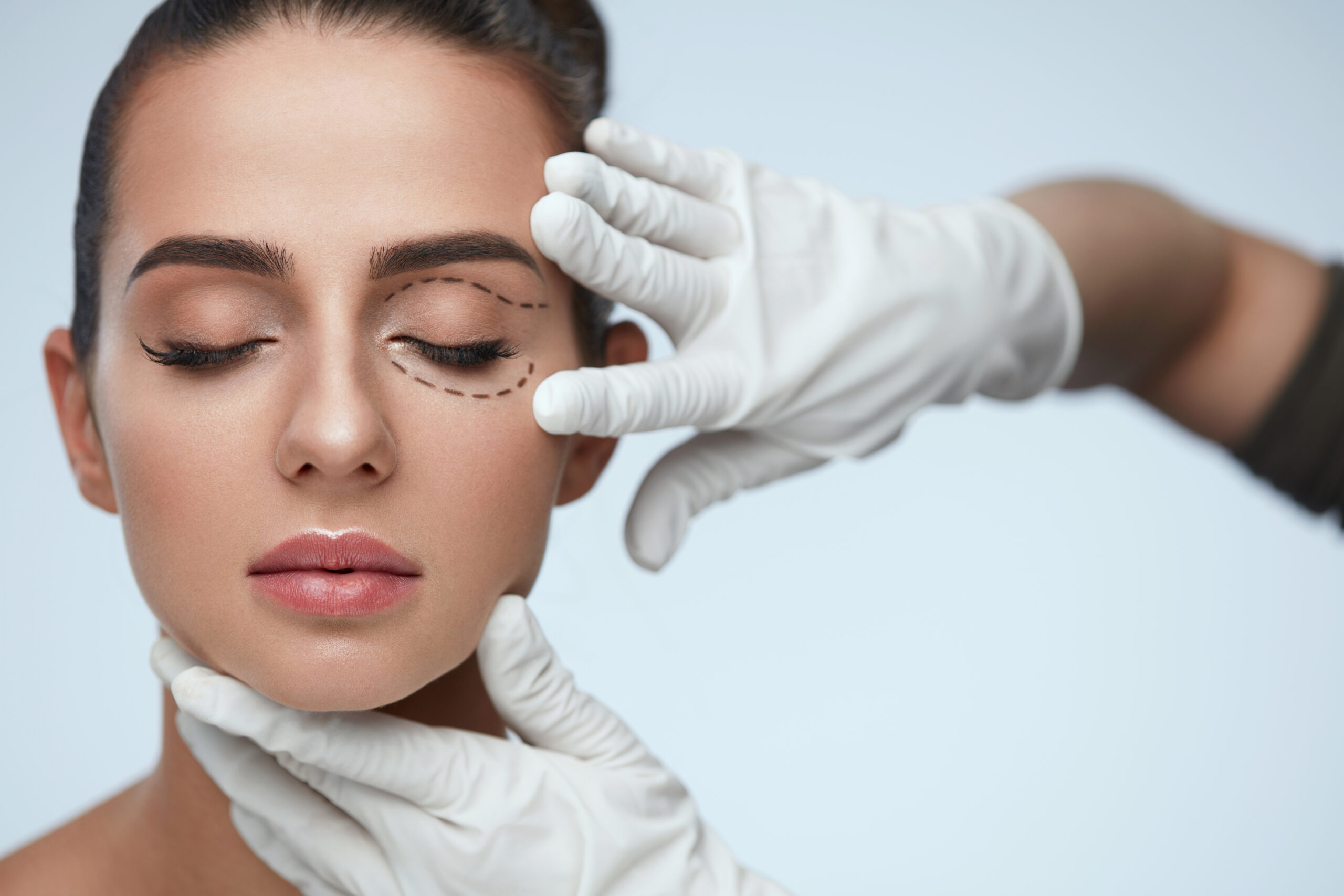 Óculoplasta, Dermatologista ou Esteticista: cuidados ao redor dos olhos devem ser realizados por quem?