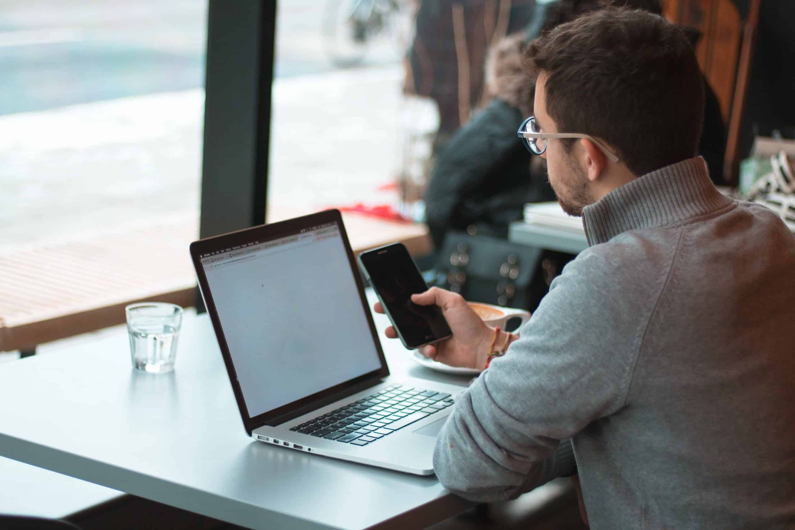 Entenda mais sobre a síndrome da visão de computador que afeta cada vez mais pessoas