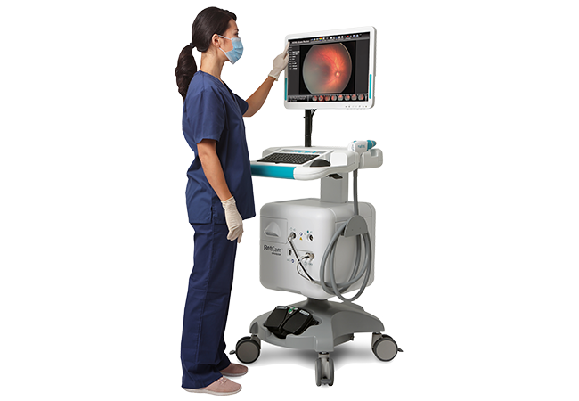 Profissional utilizando RetCam Envision