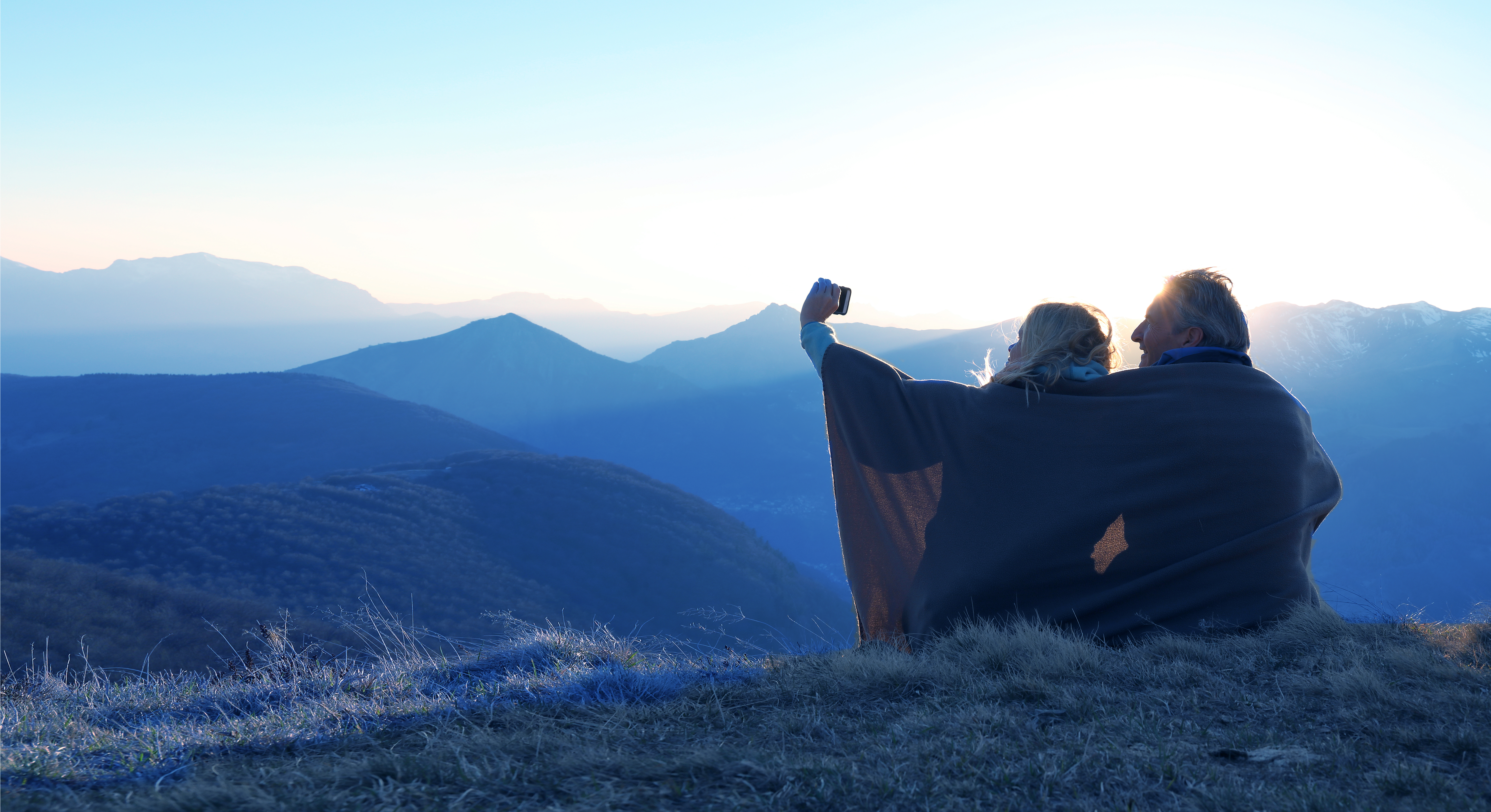 Casal observando uma paisagem ao ar livre